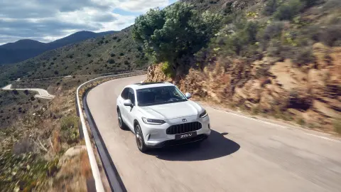 ZR-V Hybrid set forfra, mens den kører i et bjergrigt område.
