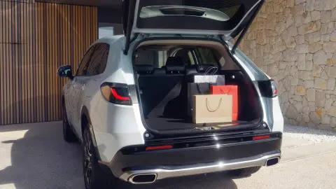 Honda ZR-V Hybrid SUV set bagfra med indvendig bagagerumsplads.