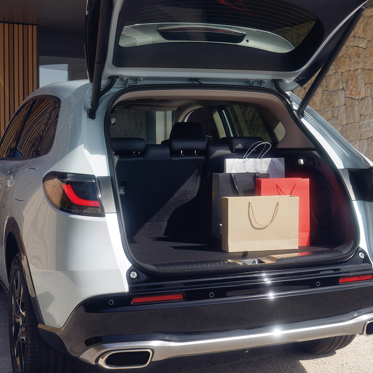 Honda ZR-V Hybrid SUV set bagfra med indvendig bagagerumsplads.