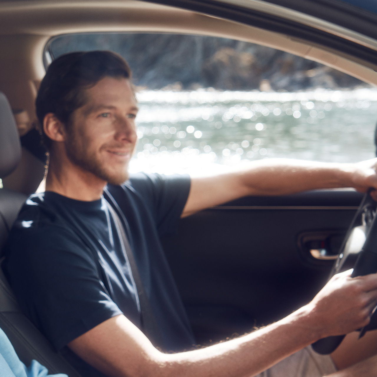 Par nyder at køre, mens de sidder på forsæderne i Honda ZR-V Hybrid.