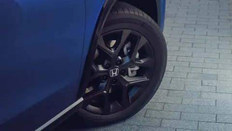 Nærbillede af sporty 18-tommers alufælge på Honda ZR-V Hybrid.
