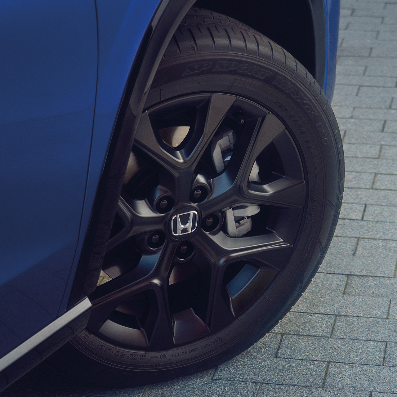 Nærbillede af sporty 18-tommers alufælge på Honda ZR-V Hybrid.
