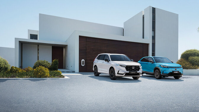 Sort Honda CR-V på en bjergvej